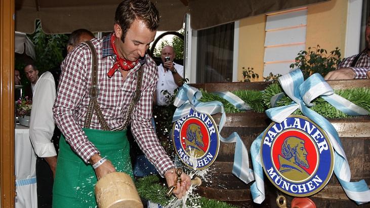 Dustin Johnson cracks open a new keg at BMW Players Night