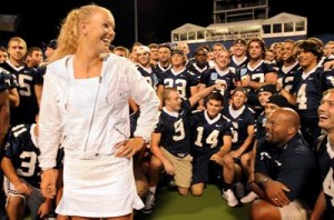 Caroline Wozniacki meets Yale Football team