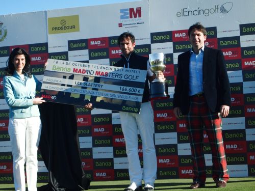 Lee Slattery with his prize cheque and trophy (red)