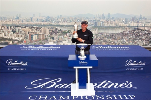 Darren Claret with Claret Jug in Korea