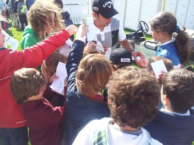 Pablo Larrazabal signs autographs for fans 2012 Spanish OPen (Red)
