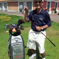 Ronnie with Shiv's Driver (red) John 'Ronnie' Roberts proudly holding Shiv Kapur's record-setting driver. (Photo - www.golfbytourmiss.com)