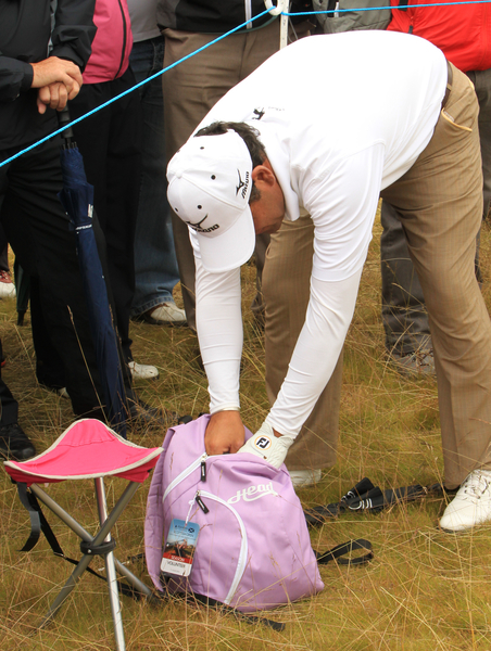 Ricardo Gonzalez ends up in all sorts of wotsits during the second round of the 2012 Aberdeen Asset Management Scottish Open.