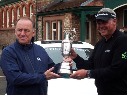 Darren Clarke returns Claret Jug (3) (red)