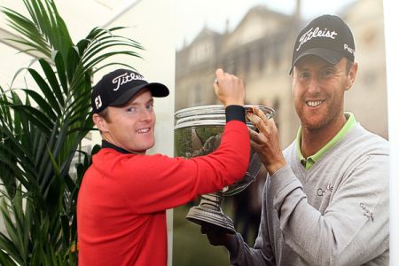 Michael Hoey signing his 2011 Dunhill pic (red)