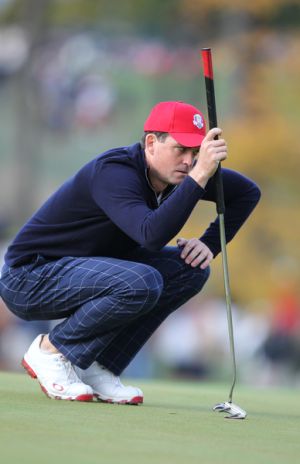 Keegan Bradley with belly putter (red)