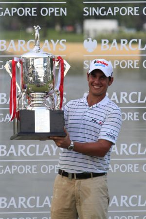 Manassero wins 2012 Singapore Open (red)