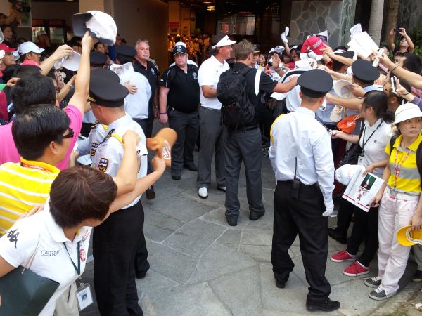 Phil Mickelson mobbed in HSBC (red)