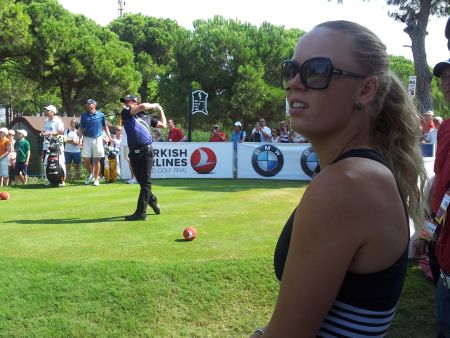 Wozinacki watches Rory tee off the 3rd in Turkey (red)