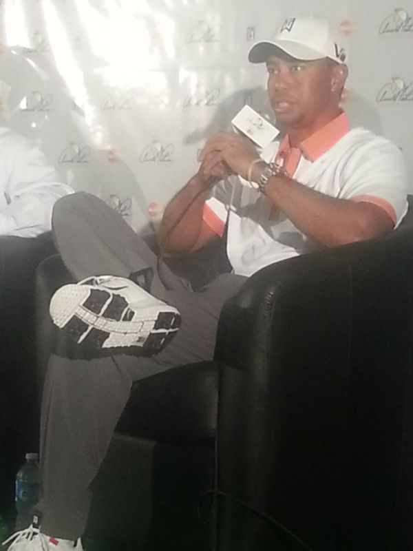 Tiger Woods and Lindsey Vonn release photos to devalue other snaps appearing on sleazy websites. (Photo - www.golfbytourmiss.com)