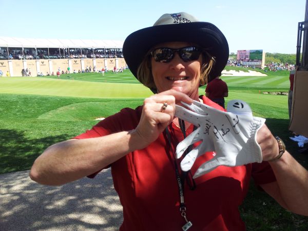 Lori McCutcheon proudly shows off the glove with 'Sorry' penned by Martin Laird. (Photo - www.golfbytourmiss.com)