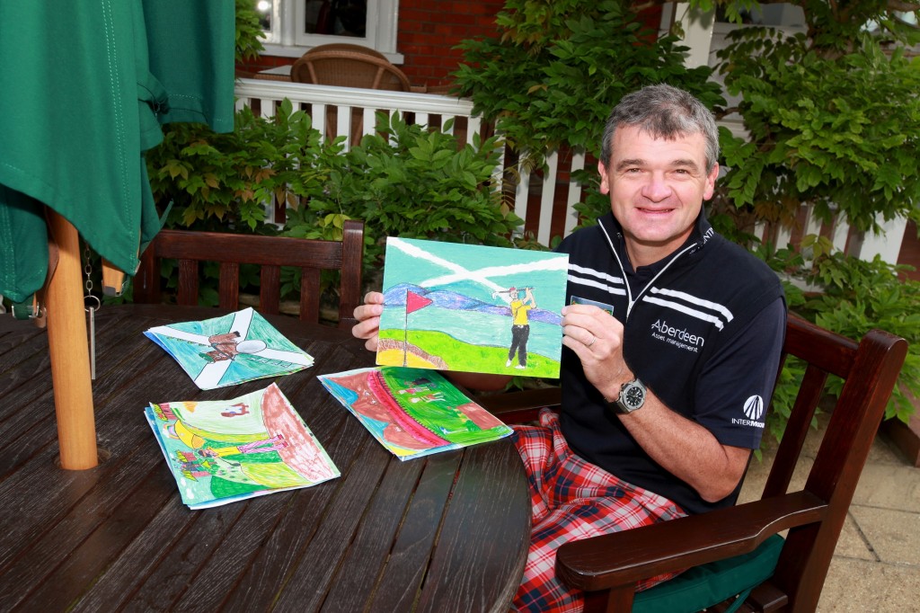 Paul Lawrie holds up the winning entry in 'Design a Board' competition ahead of next month's Scottish Open. (Photo - www.europeantour.com)
