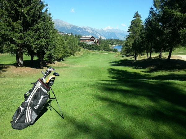 Golf bag on the tee at the 5th hole