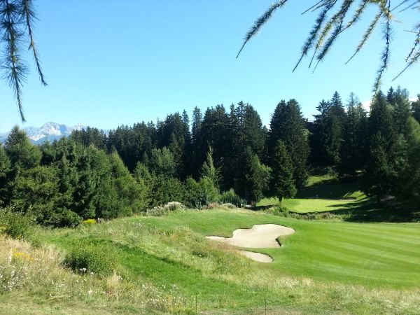 Jack Nicklaus course - View into the 5th green.