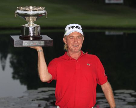 Look - one hand! Miguel Angel Jimenez with the 2012 UBS Hong Kong Open trophy. (Photo - www.golffile.ie)
