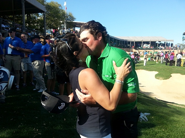 Steven Bowditch kisses his FOX News wife Amanda. (Photo - www.golfbytourmiss.com)