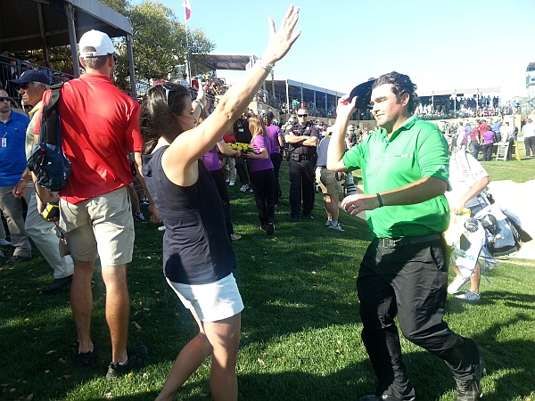Steven Bowditch's wife Carol ready to congratulate her husband. (Photo - www.golfbytourmiss.com)