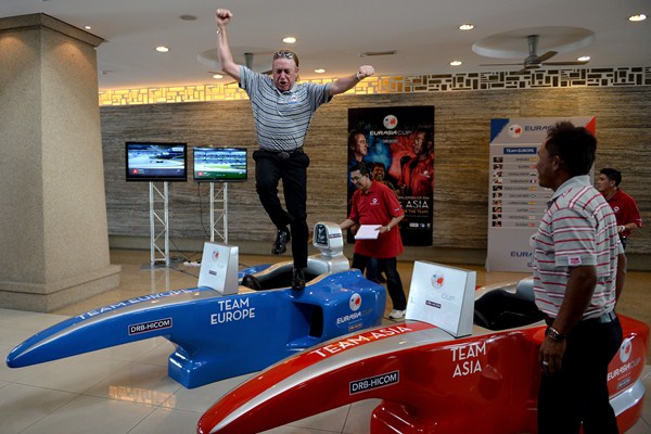 European Team captain Miguel Angel Jimenez scores a narrow F1 simulator victory over rival Asian captain Thongchai Jaidee ahead of this week's EurAsia Cup. (Photo - www.europeantour.com)