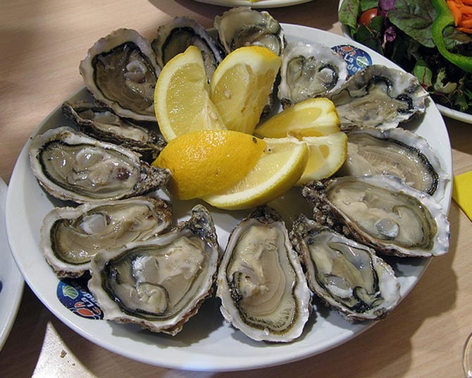 A dozen raw New Orleans oysters.