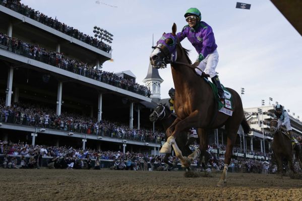 California Chrome on route to victory in 2014 Kentucky Derby.