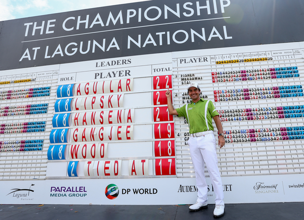 Felipe Aguilar points out his winning total in capturing the Championship at Laguna National. (Picture:  David Lloyd / www.golffile.ie)
