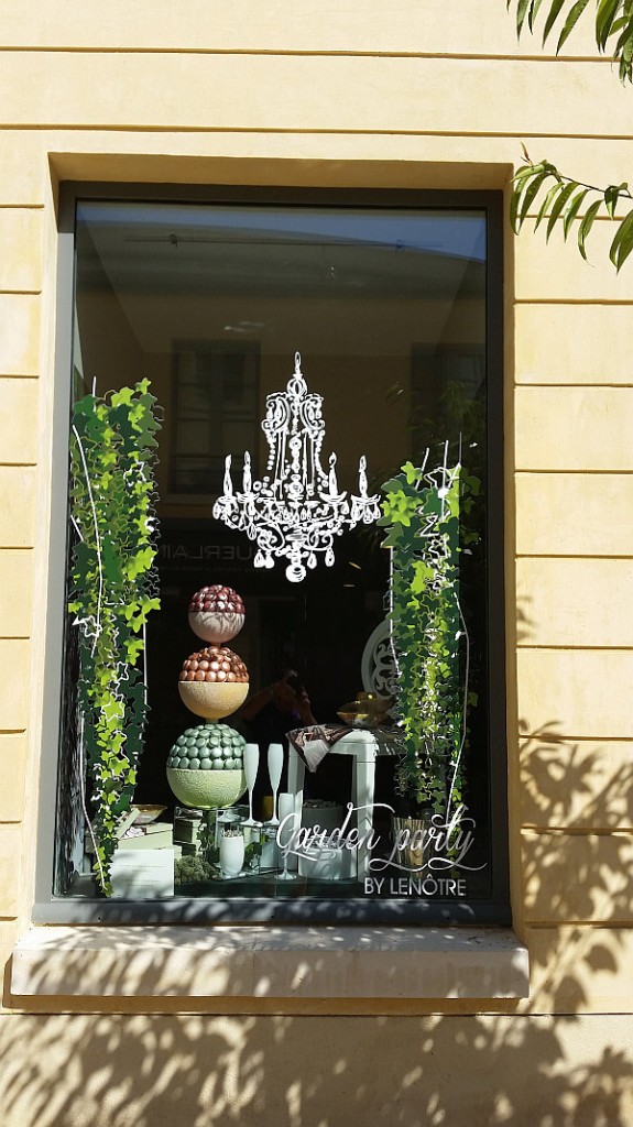 Splendid-looking shop window display at Lenotre in Versailles.