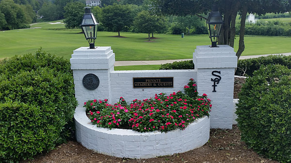 Entrance to the Starmount Forest Country Club. (Photo - www.golfbytourmiss.com)