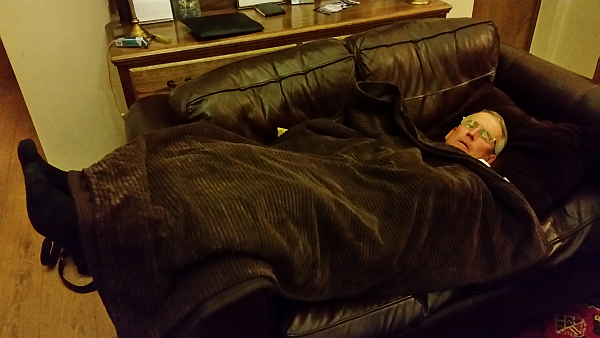 Even a supercaddy needs some rest - John 'Ronnie' Roberts takes a well-earned shut eye after steering Steve Webster to a first round of 68 in the Wales Open. (Exclusive photo - www.golfbytourmiss.com)