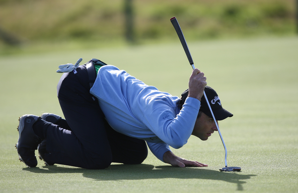 Oliver Wilson gets down low to check the line of his putt on route to a equal course record 64 at Carnoustie. (Photo - David Lloyd/www.golffile.ie)