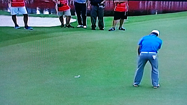 Jordan Spieth's birdie putt drops in a course record round of 63 to win the Australian Open.