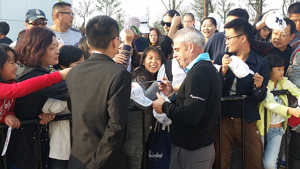 Paul McGinley ends his 23rd European Tour season signing autographs at the Lake Malaren GC. (Photo - www.golfbytourmiss.com)