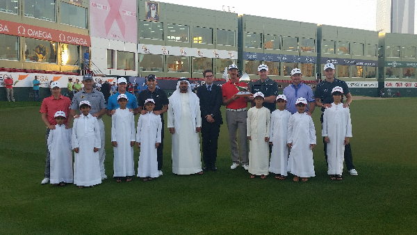 The presentation of the 2015 Dubai Desert Classic Challenge to Stephen Gallacher and Henrik Stenson. (Photo - www.golfbytourmiss.com)
