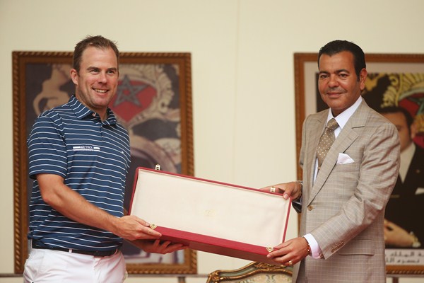 Richie Ramsay is handed the ceremonial victory dagger by Prince Moulay Rachid after capturing the 2015 Hassan 11 Trophy. (Photo - www.europeantour.com)