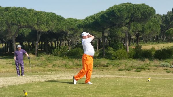 Richard 'Stitch' Guthrie in his Easyjet pants driving off the first at the Oitavos Dunes course.