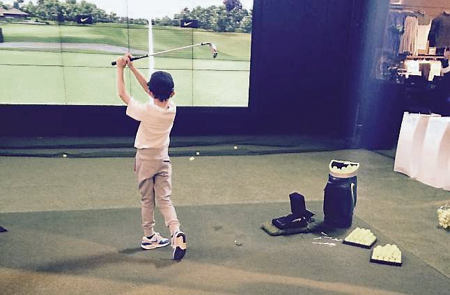Sean Reddy hitting golf balls - Meets McIlroy in London - May 2015