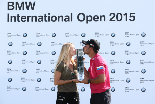 Sealed with a kiss! Future wife Gala Ortin joins Pablo Larrazabal in celebrating his second BMW International Open success in four years.(Picture David Lloyd | www.golffile.ie)