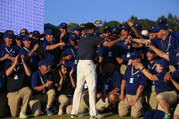 New US Open winner Jordan Spieth enjoying his victory with Chambers Bay volunteers. (Photo - Eoin Clarke/www.golffile.ie)