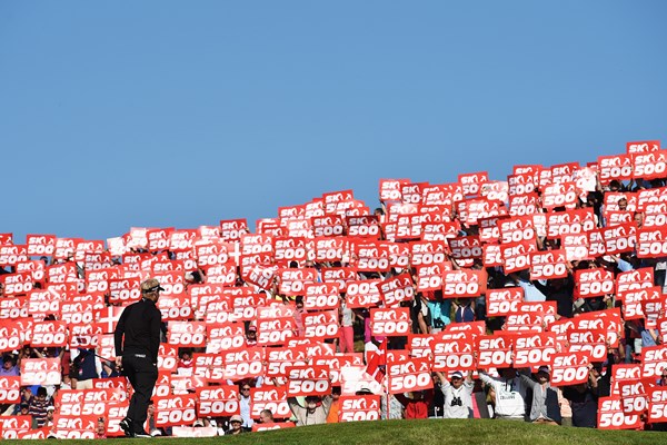 A sea of Danish 500 flags greets Soren Kjeldsen as he makes his way to the final green. (Photio - www.europeantour.com)