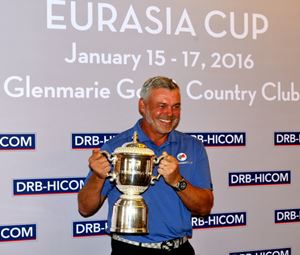Darren Clarke holding aloft the EurAsia Cup.