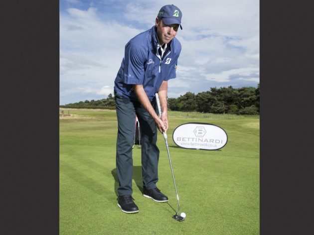 Matt Kuchar displays the 'Matt Kuchar' putting method.