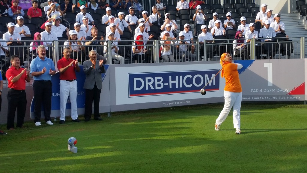 The Queen earns applause for her ceremonial EurAsia Cup opening drive. (Photo - www.golfbytourmiss.com)