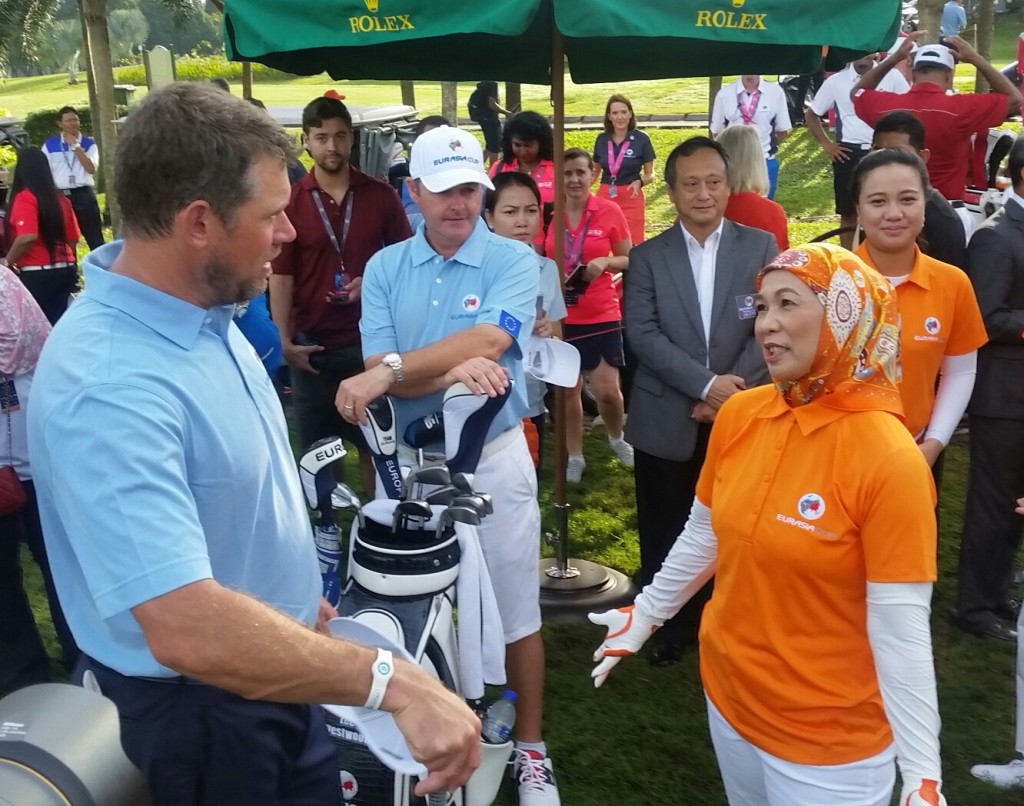 The Queen chatting with England's Lee Westwood beside the first tee at the Glenmarie Golf Club. (Photo - www.golfbytourmiss.com)
