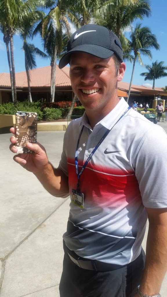 Paul Casey holds out a picture of his son Lex. (Photo - www.golfbytourmiss.com)