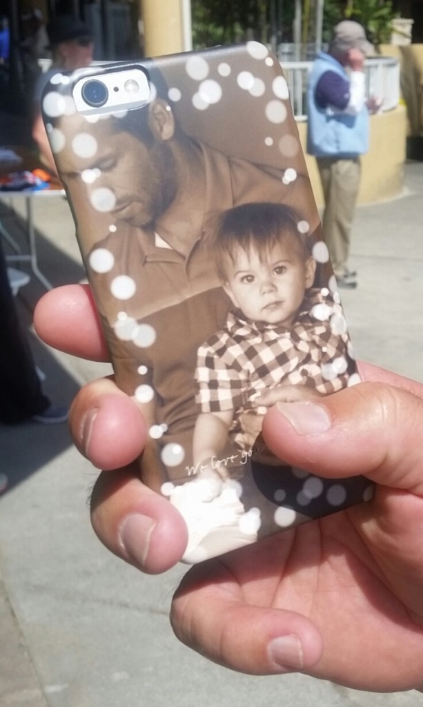 Paul Casey proudly carrying a photo of his son Lex on his mobile phone. (Photo - www.golfbytourmiss.com)