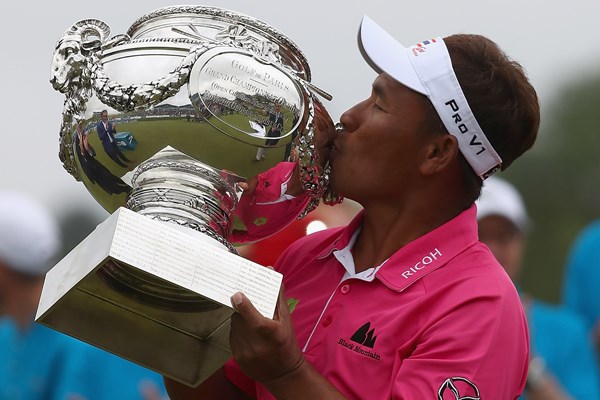 Thongchai Jaidee plants a kiss on the oldest tournament trophy on continental Europe. (Photo - www.europeantour.com)
