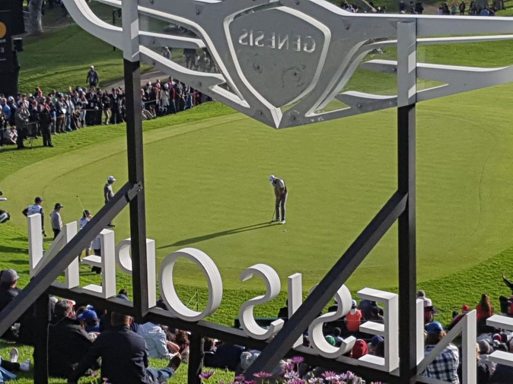 Martin Laird putts out for bogey at the last but dropping from a T3rd postion to finish T8th at the Genesis Open.