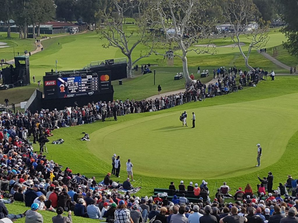 Martin Laird studies his par attempt at the 72nd hole.