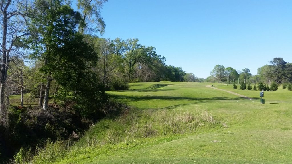 The view off the 7th tee at the Vicksburg CC. (Photo - www.golfbytourmiss.com)